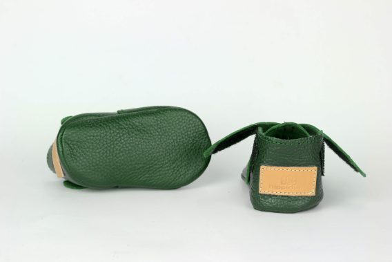 Genuine leather baby shoes emerald green soft sole perforated zapatos bebé cuero verde esmeralda perforados echtes Leder Baby Schuhe smaragdgrün weich perforiert chaussures bébé cuir vert émeraude semelle souple perforé scarpe neonato pelle verde smeraldo suola morbida traforata echt leren babyschoen smaragdgroen zacht geperforeerd 翡翠绿真皮婴儿鞋软底打孔 エメラルドグリーンレザーベビーシューズ पन्ना हरा चमड़ा जूते छिद्रित حذاء طفل أخضر زمردي مثقب sapato bebê couro verde esmeralda perfurado 에메랄드 그린 가죽 베이비 슈즈