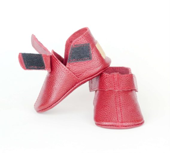 Red leather baby shoes soft sole moccasins handmade zapatos bebé rojos cuero suela blanda mocasines rote Leder Baby Schuhe weiche Sohle Mokassins handgefertigt chaussures bébé rouges cuir semelle souple mocassins scarpe neonato rosse pelle suola morbida mocassini artigianale rode leren babyschoen zachte zool moccasins handgemaakt 红色皮革婴儿鞋软底手工 赤いレザーベビーシューズソフトソール लाल चमड़ा जूते नरम हस्तनिर्मित أحذية طفل حمراء جلد ناعمة صنع يدوي sapatos bebê vermelho couro sola macia 레드 가죽 베이비 슈즈 소프트 수제