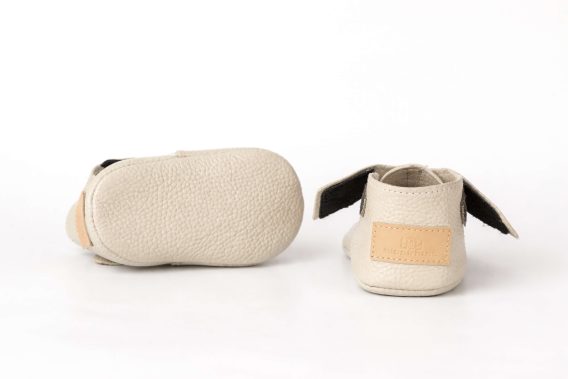Leather baby shoes soft sole moccasins genuine cowhide beige zapatos bebé cuero suela blanda mocasines piel beige Leder Baby Schuhe weiche Sohle Mokassins Rindsleder chaussures bébé cuir semelle souple mocassins beige scarpe neonato pelle suola morbida mocassini vera pelle leren babyschoen zachte zool moccasins rundleer beige 婴儿皮革鞋软底真牛皮米色 レザーベビーシューズソフトソール本革ベージュ चमड़ा जूते नरम असली गाय चमड़ा बेज أحذية طفل جلد ناعم بقري بيج sapatos bebê couro sola macia bege 가죽 베이비 슈즈 소프트 천연 소가죽