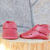 Red leather baby shoes soft sole moccasins handmade zapatos bebé rojos cuero suela blanda mocasines rote Leder Baby Schuhe weiche Sohle Mokassins handgefertigt chaussures bébé rouges cuir semelle souple mocassins scarpe neonato rosse pelle suola morbida mocassini artigianale rode leren babyschoen zachte zool moccasins handgemaakt 红色皮革婴儿鞋软底手工 赤いレザーベビーシューズソフトソール लाल चमड़ा जूते नरम हस्तनिर्मित أحذية طفل حمراء جلد ناعمة صنع يدوي sapatos bebê vermelho couro sola macia 레드 가죽 베이비 슈즈 소프트 수제