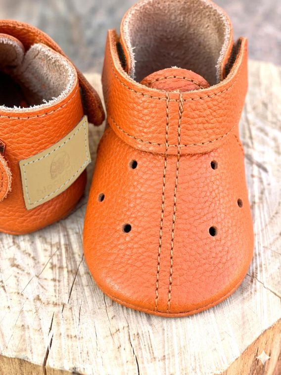 Baby leather shoes soft sole orange first walking moccasins zapatos bebé cuero suela blanda naranja mocasines Baby Leder Schuhe weiche Sohle orange Mokassins chaussures bébé cuir semelle souple orange mocassins scarpe neonato pelle suola morbida arancione mocassini baby leren schoenen zachte zool oranje moccasins 婴儿皮革鞋软底橙色学步 ベビーレザーシューズソフトソールオレンジ बच्चे के जूते नरम नारंगी पहला कदम أحذية طفل جلد ناعمة برتقالية sapatos bebê couro sola macia laranja primeiros passos 베이비 가죽 슈즈 소프트 오렌지 첫걸음