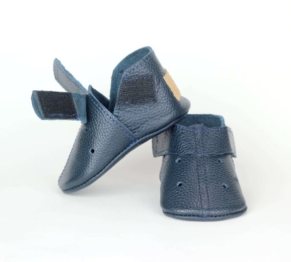 Navy blue leather baby shoe perforated soft sole moccasins zapato bebé azul marino cuero perforado suela blanda dunkelblau Leder Baby Schuh perforiert weiche Sohle chaussure bébé bleu marine cuir perforé semelle souple scarpa neonato blu navy pelle traforata suola morbida donkerblauw leren babyschoen geperforeerd zachte zool 海军蓝皮革婴儿鞋打孔软底 ネイビーレザーベビーシューズパンチング नेवी चमड़ा बच्चे के जूते छिद्रित नरम حذاء طفل أزرق مثقب ناعم sapato bebê azul marinho couro perfurado 네이비 가죽 베이비 슈즈 펀칭 소프트