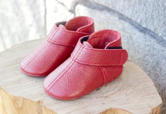 Red leather baby shoes soft sole moccasins handmade zapatos bebé rojos cuero suela blanda mocasines rote Leder Baby Schuhe weiche Sohle Mokassins handgefertigt chaussures bébé rouges cuir semelle souple mocassins scarpe neonato rosse pelle suola morbida mocassini artigianale rode leren babyschoen zachte zool moccasins handgemaakt 红色皮革婴儿鞋软底手工 赤いレザーベビーシューズソフトソール लाल चमड़ा जूते नरम हस्तनिर्मित أحذية طفل حمراء جلد ناعمة صنع يدوي sapatos bebê vermelho couro sola macia 레드 가죽 베이비 슈즈 소프트 수제