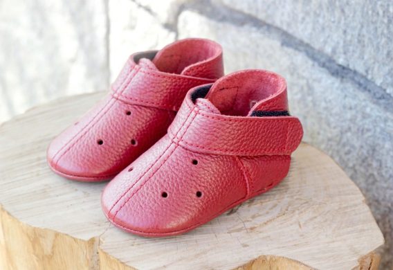 Red leather baby shoes soft sole moccasins handmade zapatos bebé rojos cuero suela blanda mocasines rote Leder Baby Schuhe weiche Sohle Mokassins handgefertigt chaussures bébé rouges cuir semelle souple mocassins scarpe neonato rosse pelle suola morbida mocassini artigianale rode leren babyschoen zachte zool moccasins handgemaakt 红色皮革婴儿鞋软底手工 赤いレザーベビーシューズソフトソール लाल चमड़ा जूते नरम हस्तनिर्मित أحذية طفل حمراء جلد ناعمة صنع يدوي sapatos bebê vermelho couro sola macia 레드 가죽 베이비 슈즈 소프트 수제