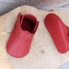 Red leather baby shoes soft sole moccasins handmade zapatos bebé rojos cuero suela blanda mocasines rote Leder Baby Schuhe weiche Sohle Mokassins handgefertigt chaussures bébé rouges cuir semelle souple mocassins scarpe neonato rosse pelle suola morbida mocassini artigianale rode leren babyschoen zachte zool moccasins handgemaakt 红色皮革婴儿鞋软底手工 赤いレザーベビーシューズソフトソール लाल चमड़ा जूते नरम हस्तनिर्मित أحذية طفل حمراء جلد ناعمة صنع يدوي sapatos bebê vermelho couro sola macia 레드 가죽 베이비 슈즈 소프트 수제