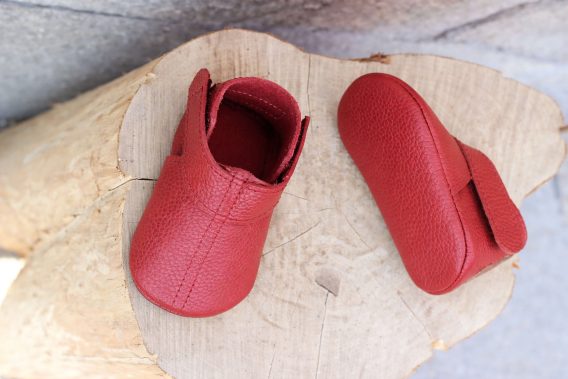 Red leather baby shoes soft sole moccasins handmade zapatos bebé rojos cuero suela blanda mocasines rote Leder Baby Schuhe weiche Sohle Mokassins handgefertigt chaussures bébé rouges cuir semelle souple mocassins scarpe neonato rosse pelle suola morbida mocassini artigianale rode leren babyschoen zachte zool moccasins handgemaakt 红色皮革婴儿鞋软底手工 赤いレザーベビーシューズソフトソール लाल चमड़ा जूते नरम हस्तनिर्मित أحذية طفل حمراء جلد ناعمة صنع يدوي sapatos bebê vermelho couro sola macia 레드 가죽 베이비 슈즈 소프트 수제