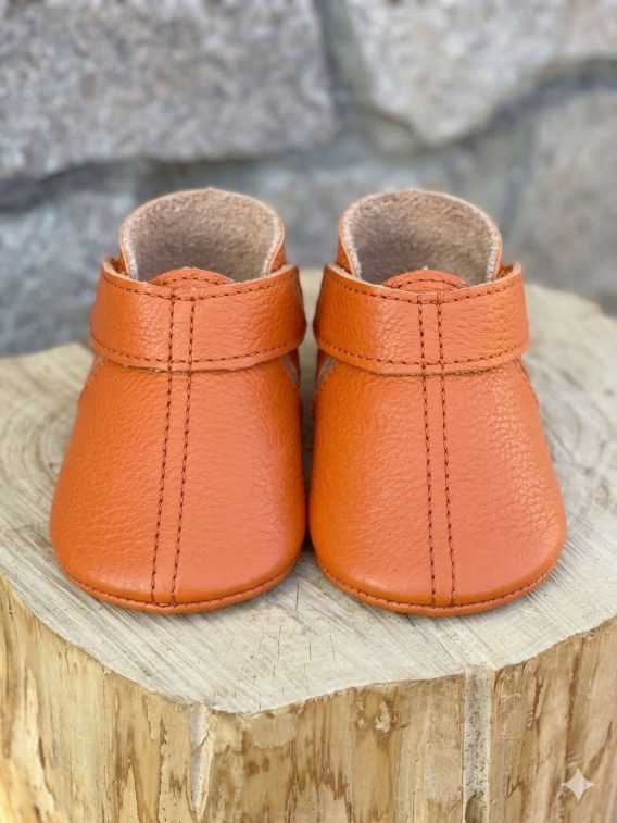 Baby leather shoes soft sole orange first walking moccasins zapatos bebé cuero suela blanda naranja mocasines Baby Leder Schuhe weiche Sohle orange Mokassins chaussures bébé cuir semelle souple orange mocassins scarpe neonato pelle suola morbida arancione mocassini baby leren schoenen zachte zool oranje moccasins 婴儿皮革鞋软底橙色学步 ベビーレザーシューズソフトソールオレンジ बच्चे के जूते नरम नारंगी पहला कदम أحذية طفل جلد ناعمة برتقالية sapatos bebê couro sola macia laranja primeiros passos 베이비 가죽 슈즈 소프트 오렌지 첫걸음