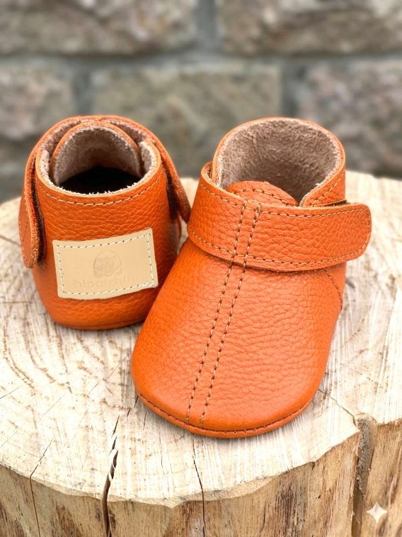 Baby leather shoes soft sole orange first walking moccasins zapatos bebé cuero suela blanda naranja mocasines Baby Leder Schuhe weiche Sohle orange Mokassins chaussures bébé cuir semelle souple orange mocassins scarpe neonato pelle suola morbida arancione mocassini baby leren schoenen zachte zool oranje moccasins 婴儿皮革鞋软底橙色学步 ベビーレザーシューズソフトソールオレンジ बच्चे के जूते नरम नारंगी पहला कदम أحذية طفل جلد ناعمة برتقالية sapatos bebê couro sola macia laranja primeiros passos 베이비 가죽 슈즈 소프트 오렌지 첫걸음