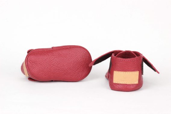 Red leather baby shoes soft sole moccasins handmade zapatos bebé rojos cuero suela blanda mocasines rote Leder Baby Schuhe weiche Sohle Mokassins handgefertigt chaussures bébé rouges cuir semelle souple mocassins scarpe neonato rosse pelle suola morbida mocassini artigianale rode leren babyschoen zachte zool moccasins handgemaakt 红色皮革婴儿鞋软底手工 赤いレザーベビーシューズソフトソール लाल चमड़ा जूते नरम हस्तनिर्मित أحذية طفل حمراء جلد ناعمة صنع يدوي sapatos bebê vermelho couro sola macia 레드 가죽 베이비 슈즈 소프트 수제