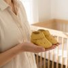 Mustard yellow leather baby shoes soft sole perforated moccasins zapatos bebé cuero mostaza suela blanda perforados senfgelb Leder Baby Schuhe weiche Sohle perforiert chaussures bébé cuir moutarde semelle souple perforé scarpe neonato pelle giallo senape suola morbida traforata mosterdgeel leren babyschoen zachte zool geperforeerd 芥末黄皮革婴儿鞋软底打孔 マスタードイエローレザーベビーシューズパンチング सरसों पीला चमड़ा जूते छिद्रित أحذية طفل جلد أصفر مثقبة sapatos bebê couro mostarda perfurado 머스타드 옐로우 가죽 베이비 슈즈 펀칭