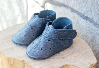 Navy blue leather baby shoe perforated soft sole moccasins zapato bebé azul marino cuero perforado suela blanda dunkelblau Leder Baby Schuh perforiert weiche Sohle chaussure bébé bleu marine cuir perforé semelle souple scarpa neonato blu navy pelle traforata suola morbida donkerblauw leren babyschoen geperforeerd zachte zool 海军蓝皮革婴儿鞋打孔软底 ネイビーレザーベビーシューズパンチング नेवी चमड़ा बच्चे के जूते छिद्रित नरम حذاء طفل أزرق مثقب ناعم sapato bebê azul marinho couro perfurado 네이비 가죽 베이비 슈즈 펀칭 소프트 Navy blue leather baby shoe perforated soft sole moccasins zapato bebé azul marino cuero perforado suela blanda dunkelblau Leder Baby Schuh perforiert weiche Sohle chaussure bébé bleu marine cuir perforé semelle souple scarpa neonato blu navy pelle traforata suola morbida donkerblauw leren babyschoen geperforeerd zachte zool 海军蓝皮革婴儿鞋打孔软底 ネイビーレザーベビーシューズパンチング नेवी चमड़ा बच्चे के जूते छिद्रित नरम حذاء طفل أزرق مثقب ناعم sapato bebê azul marinho couro perfurado 네이비 가죽 베이비 슈즈 펀칭 소프트