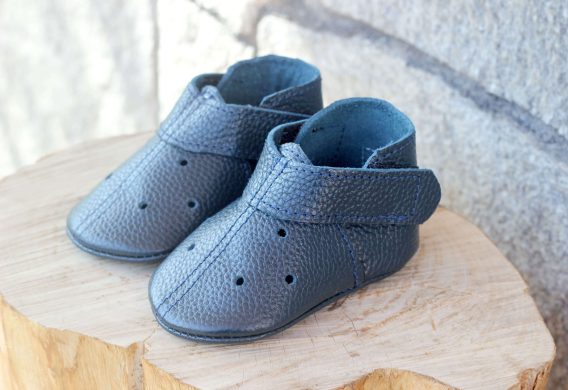 Navy blue leather baby shoe perforated soft sole moccasins zapato bebé azul marino cuero perforado suela blanda dunkelblau Leder Baby Schuh perforiert weiche Sohle chaussure bébé bleu marine cuir perforé semelle souple scarpa neonato blu navy pelle traforata suola morbida donkerblauw leren babyschoen geperforeerd zachte zool 海军蓝皮革婴儿鞋打孔软底 ネイビーレザーベビーシューズパンチング नेवी चमड़ा बच्चे के जूते छिद्रित नरम حذاء طفل أزرق مثقب ناعم sapato bebê azul marinho couro perfurado 네이비 가죽 베이비 슈즈 펀칭 소프트