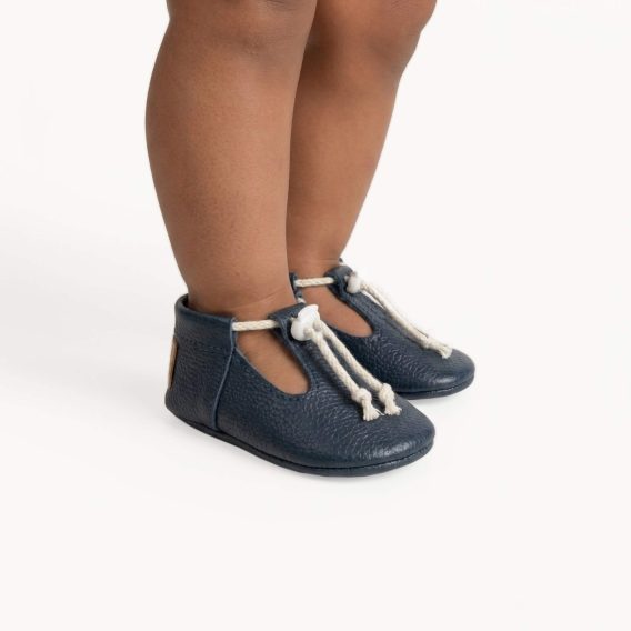 Handmade Navy Blue Leather Baby Moccasins, Lacivert Deri Bebek Makosen Ayakkabı, Mocasines de bebé en cuero azul marino, Marineblaue Baby-Mokassins aus Leder, Mocassins bébé en cuir bleu marine, Mocassini neonato in pelle blu navy, Marineblauwe leren babymocassins, 深蓝色真皮婴儿软底鞋, ネイビーブルー レザー ベビーモカシン, नेवी ब्लू लेदर बेबी मोकासिन, حذاء موكاسين جلدي للأطفال كحلي, Sapatinho mocassim de couro azul marinho, 네이비 블루 가죽 아기 모카신