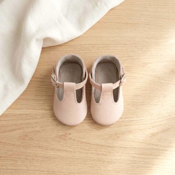 Handmade Blush Pink Leather Baby Booties, Pudra Pembe Deri Bebek Patiği Ayakkabı, Patucos de bebé en cuero rosa palo, Puderrosa Baby-Booties aus Leder, Bottines bébé en cuir rose poudré, Scarpine neonato in pelle rosa cipria, Poederroze leren babyslofjes, Babyroze lederen booties, 粉 color 真皮婴儿鞋, ブラッシュピンク レザー ベビーブーティ, ब्लश पिंक लेदर बेबी बूटीज, حذاء طفل جلدي وردي فاتح, Sapatinho bootie de couro rosa claro, 블러쉬 핑크 가죽 아기 부티 Handmade Blush Pink Leather Baby Booties, Pudra Pembe Deri Bebek Patiği Ayakkabı, Patucos de bebé en cuero rosa palo, Puderrosa Baby-Booties aus Leder, Bottines bébé en cuir rose poudré, Scarpine neonato in pelle rosa cipria, Poederroze leren babyslofjes, Babyroze lederen booties, 粉 color 真皮婴儿鞋, ブラッシュピンク レザー ベビーブーティ, ब्लश पिंक लेदर बेबी बूटीज, حذاء طفل جلدي وردي فاتح, Sapatinho bootie de couro rosa claro, 블러쉬 핑크 가죽 아기 부티