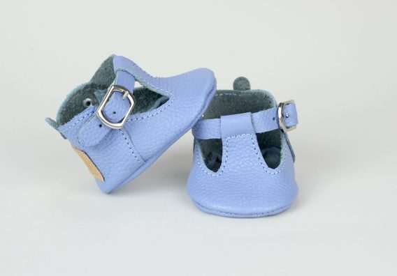 Baby blue leather shoes moccasin soft sole infant booties zapatos bebé azul celeste cuero mocasines suela blanda babyblau Leder Baby Schuhe Mokassins weiche Sohle chaussures bébé bleu ciel cuir mocassins semelle souple scarpe neonato azzurro pelle mocassini suola morbida babyblauw leren babyschoen moccasins zachte zool 浅蓝色皮革婴儿鞋软底 ベビーブルーレザーベビーシューズモカシン हल्का नीला चमड़ा जूते नरम أحذية طفل أزرق فاتح ناعمة sapatos bebê azul bebê couro sola macia 베이비 블루 가죽 베이비 슈즈 모카신