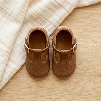 Handmade Tan Brown Leather Baby T-Strap Shoes, Taba Rengi Deri Bebek T-Strap Ayakkabı, Zapatos T-strap de bebé en cuero marrón claro, Tan-Braune Baby-T-Strap-Schuhe aus Leder, Chaussures T-strap bébé en cuir marron tanné, Scarpine T-strap neonato in pelle color cuoio, Tan bruine leren baby T-strap schoentjes, 棕褐色真皮婴儿T型带鞋, タンブラウン レザー ベビー Tストラップシューズ, टैन ब्राउन लेदर बेबी टी-स्ट्रैप जूते, حذاء طفل جلدي بحزام تي لون بني فاتح, Sapatinho T-strap de couro marrom tan para bebê, 태닝 브라운 가죽 아기 T스트랩 신발