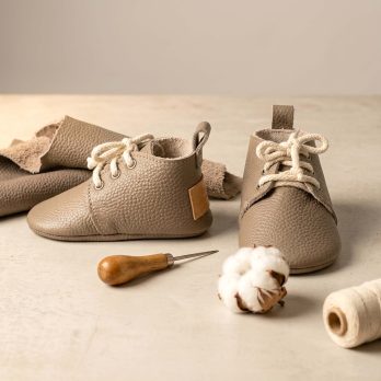 Handmade Stone Color Leather Baby Lace-Up Boots, Taş Rengi Bağcıklı Deri Bebek Patiği Ayakkabı, Botines de bebé cordones cuero color piedra, Steinfarbene Baby-Schnürboots aus Leder, Bottines bébé lacets cuir couleur pierre, Scarpine neonato stringate pelle color pietra, Steenkleurige leren baby veterschoentjes, 石头色系带真皮婴儿鞋, ストーンカラー レザー ベビー レースアップブーツ, स्टोन कलर लेदर बेबी लेस-अप जूते, حذاء طفل جلدي برباط لون حجر, Sapatinho de couro cor pedra com cadarço, 스톤 컬러 가죽 아기 레이스업 부티 Handmade Stone Color Leather Baby Lace-Up Boots, Taş Rengi Bağcıklı Deri Bebek Patiği Ayakkabı, Botines de bebé cordones cuero color piedra, Steinfarbene Baby-Schnürboots aus Leder, Bottines bébé lacets cuir couleur pierre, Scarpine neonato stringate pelle color pietra, Steenkleurige leren baby veterschoentjes, 石头色系带真皮婴儿鞋, ストーンカラー レザー ベビー レースアップブーツ, स्टोन कलर लेदर बेबी लेस-अप जूते, حذاء طفل جلدي برباط لون حجر, Sapatinho de couro cor pedra com cadarço, 스톤 컬러 가죽 아기 레이스업 부티