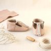 Handmade Blush Pink Leather T-Strap Baby Shoes, Infant Moccasins with Adjustable Toggle, Soft Sole Toddler Booties, Zapatos de bebé de cuero rosa palo con tiras en T, Sandalias de bebé suela blanda cordón ajustable, Puderrosa T-Steg Baby-Lederschuhe, Krabbelschuhe mit verstellbarem Kordelzug, Chaussures bébé style salomé en cuir rose poudré, Chaussons premier pas cordon ajustable, Scarpine neonato modello T-bar in pelle rosa cipria, Primi passi suola morbida con coulisse regolabile Handmade Blush Pink Leather T-Strap Baby Shoes, Infant Moccasins with Adjustable Toggle, Soft Sole Toddler Booties, Zapatos de bebé de cuero rosa palo con tiras en T, Sandalias de bebé suela blanda cordón ajustable, Puderrosa T-Steg Baby-Lederschuhe, Krabbelschuhe mit verstellbarem Kordelzug, Chaussures bébé style salomé en cuir rose poudré, Chaussons premier pas cordon ajustable, Scarpine neonato modello T-bar in pelle rosa cipria, Primi passi suola morbida con coulisse regolabile