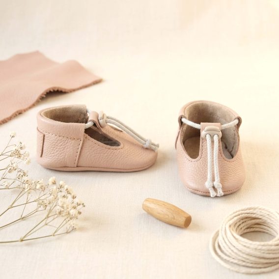 Handmade Blush Pink Leather T-Strap Baby Shoes, Infant Moccasins with Adjustable Toggle, Soft Sole Toddler Booties, Zapatos de bebé de cuero rosa palo con tiras en T, Sandalias de bebé suela blanda cordón ajustable, Puderrosa T-Steg Baby-Lederschuhe, Krabbelschuhe mit verstellbarem Kordelzug, Chaussures bébé style salomé en cuir rose poudré, Chaussons premier pas cordon ajustable, Scarpine neonato modello T-bar in pelle rosa cipria, Primi passi suola morbida con coulisse regolabile Handmade Blush Pink Leather T-Strap Baby Shoes, Infant Moccasins with Adjustable Toggle, Soft Sole Toddler Booties, Zapatos de bebé de cuero rosa palo con tiras en T, Sandalias de bebé suela blanda cordón ajustable, Puderrosa T-Steg Baby-Lederschuhe, Krabbelschuhe mit verstellbarem Kordelzug, Chaussures bébé style salomé en cuir rose poudré, Chaussons premier pas cordon ajustable, Scarpine neonato modello T-bar in pelle rosa cipria, Primi passi suola morbida con coulisse regolabile