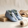 Handmade Leather Baby Shoes, Baby Blue Soft Sole Moccasins, Infant T-Strap Booties, Zapatos de bebé de cuero hechos a mano, Mocasines de suela blanda azul bebé, Patucos para bebés, Chaussons en cuir bébé faits main, Mocassins à semelle souple bleu bébé, Bottines de berceau, Handgefertigte Leder-Babyschuhe, Hellblaue Krabbelschuhe mit weicher Sohle, Baby-Lauflernschuhe, Scarpe da neonato in pelle fatte a mano, Mocassini con suola morbida blu celeste, Scarpine per neonati Handmade Leather Baby Shoes, Baby Blue Soft Sole Moccasins, Infant T-Strap Booties, Zapatos de bebé de cuero hechos a mano, Mocasines de suela blanda azul bebé, Patucos para bebés, Chaussons en cuir bébé faits main, Mocassins à semelle souple bleu bébé, Bottines de berceau, Handgefertigte Leder-Babyschuhe, Hellblaue Krabbelschuhe mit weicher Sohle, Baby-Lauflernschuhe, Scarpe da neonato in pelle fatte a mano, Mocassini con suola morbida blu celeste, Scarpine per neonati