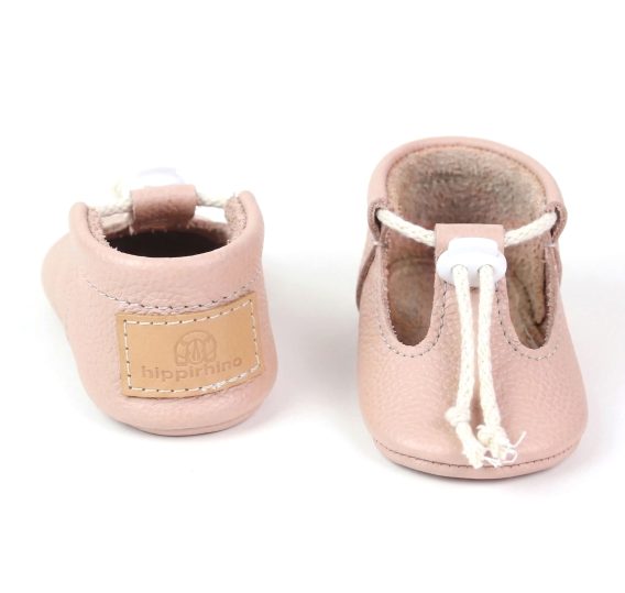 Handmade Blush Pink Leather T-Strap Baby Shoes, Infant Moccasins with Adjustable Toggle, Soft Sole Toddler Booties, Zapatos de bebé de cuero rosa palo con tiras en T, Sandalias de bebé suela blanda cordón ajustable, Puderrosa T-Steg Baby-Lederschuhe, Krabbelschuhe mit verstellbarem Kordelzug, Chaussures bébé style salomé en cuir rose poudré, Chaussons premier pas cordon ajustable, Scarpine neonato modello T-bar in pelle rosa cipria, Primi passi suola morbida con coulisse regolabile Handmade Blush Pink Leather T-Strap Baby Shoes, Infant Moccasins with Adjustable Toggle, Soft Sole Toddler Booties, Zapatos de bebé de cuero rosa palo con tiras en T, Sandalias de bebé suela blanda cordón ajustable, Puderrosa T-Steg Baby-Lederschuhe, Krabbelschuhe mit verstellbarem Kordelzug, Chaussures bébé style salomé en cuir rose poudré, Chaussons premier pas cordon ajustable, Scarpine neonato modello T-bar in pelle rosa cipria, Primi passi suola morbida con coulisse regolabile