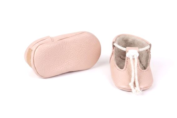 Handmade Blush Pink Leather T-Strap Baby Shoes, Infant Moccasins with Adjustable Toggle, Soft Sole Toddler Booties, Zapatos de bebé de cuero rosa palo con tiras en T, Sandalias de bebé suela blanda cordón ajustable, Puderrosa T-Steg Baby-Lederschuhe, Krabbelschuhe mit verstellbarem Kordelzug, Chaussures bébé style salomé en cuir rose poudré, Chaussons premier pas cordon ajustable, Scarpine neonato modello T-bar in pelle rosa cipria, Primi passi suola morbida con coulisse regolabile Handmade Blush Pink Leather T-Strap Baby Shoes, Infant Moccasins with Adjustable Toggle, Soft Sole Toddler Booties, Zapatos de bebé de cuero rosa palo con tiras en T, Sandalias de bebé suela blanda cordón ajustable, Puderrosa T-Steg Baby-Lederschuhe, Krabbelschuhe mit verstellbarem Kordelzug, Chaussures bébé style salomé en cuir rose poudré, Chaussons premier pas cordon ajustable, Scarpine neonato modello T-bar in pelle rosa cipria, Primi passi suola morbida con coulisse regolabile