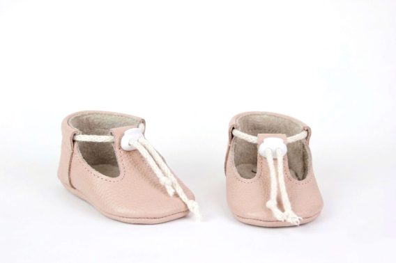 Handmade Blush Pink Leather T-Strap Baby Shoes, Infant Moccasins with Adjustable Toggle, Soft Sole Toddler Booties, Zapatos de bebé de cuero rosa palo con tiras en T, Sandalias de bebé suela blanda cordón ajustable, Puderrosa T-Steg Baby-Lederschuhe, Krabbelschuhe mit verstellbarem Kordelzug, Chaussures bébé style salomé en cuir rose poudré, Chaussons premier pas cordon ajustable, Scarpine neonato modello T-bar in pelle rosa cipria, Primi passi suola morbida con coulisse regolabile Handmade Blush Pink Leather T-Strap Baby Shoes, Infant Moccasins with Adjustable Toggle, Soft Sole Toddler Booties, Zapatos de bebé de cuero rosa palo con tiras en T, Sandalias de bebé suela blanda cordón ajustable, Puderrosa T-Steg Baby-Lederschuhe, Krabbelschuhe mit verstellbarem Kordelzug, Chaussures bébé style salomé en cuir rose poudré, Chaussons premier pas cordon ajustable, Scarpine neonato modello T-bar in pelle rosa cipria, Primi passi suola morbida con coulisse regolabile