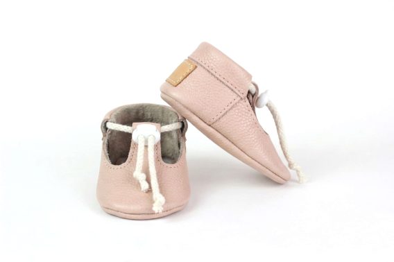 Handmade Blush Pink Leather T-Strap Baby Shoes, Infant Moccasins with Adjustable Toggle, Soft Sole Toddler Booties, Zapatos de bebé de cuero rosa palo con tiras en T, Sandalias de bebé suela blanda cordón ajustable, Puderrosa T-Steg Baby-Lederschuhe, Krabbelschuhe mit verstellbarem Kordelzug, Chaussures bébé style salomé en cuir rose poudré, Chaussons premier pas cordon ajustable, Scarpine neonato modello T-bar in pelle rosa cipria, Primi passi suola morbida con coulisse regolabile Handmade Blush Pink Leather T-Strap Baby Shoes, Infant Moccasins with Adjustable Toggle, Soft Sole Toddler Booties, Zapatos de bebé de cuero rosa palo con tiras en T, Sandalias de bebé suela blanda cordón ajustable, Puderrosa T-Steg Baby-Lederschuhe, Krabbelschuhe mit verstellbarem Kordelzug, Chaussures bébé style salomé en cuir rose poudré, Chaussons premier pas cordon ajustable, Scarpine neonato modello T-bar in pelle rosa cipria, Primi passi suola morbida con coulisse regolabile