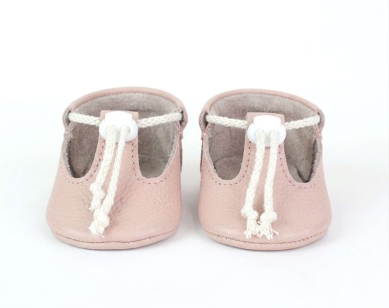 Handmade Blush Pink Leather T-Strap Baby Shoes, Infant Moccasins with Adjustable Toggle, Soft Sole Toddler Booties, Zapatos de bebé de cuero rosa palo con tiras en T, Sandalias de bebé suela blanda cordón ajustable, Puderrosa T-Steg Baby-Lederschuhe, Krabbelschuhe mit verstellbarem Kordelzug, Chaussures bébé style salomé en cuir rose poudré, Chaussons premier pas cordon ajustable, Scarpine neonato modello T-bar in pelle rosa cipria, Primi passi suola morbida con coulisse regolabile Handmade Blush Pink Leather T-Strap Baby Shoes, Infant Moccasins with Adjustable Toggle, Soft Sole Toddler Booties, Zapatos de bebé de cuero rosa palo con tiras en T, Sandalias de bebé suela blanda cordón ajustable, Puderrosa T-Steg Baby-Lederschuhe, Krabbelschuhe mit verstellbarem Kordelzug, Chaussures bébé style salomé en cuir rose poudré, Chaussons premier pas cordon ajustable, Scarpine neonato modello T-bar in pelle rosa cipria, Primi passi suola morbida con coulisse regolabile