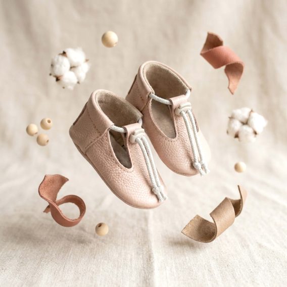 Handmade Blush Pink Leather T-Strap Baby Shoes, Infant Moccasins with Adjustable Toggle, Soft Sole Toddler Booties, Zapatos de bebé de cuero rosa palo con tiras en T, Sandalias de bebé suela blanda cordón ajustable, Puderrosa T-Steg Baby-Lederschuhe, Krabbelschuhe mit verstellbarem Kordelzug, Chaussures bébé style salomé en cuir rose poudré, Chaussons premier pas cordon ajustable, Scarpine neonato modello T-bar in pelle rosa cipria, Primi passi suola morbida con coulisse regolabile Handmade Blush Pink Leather T-Strap Baby Shoes, Infant Moccasins with Adjustable Toggle, Soft Sole Toddler Booties, Zapatos de bebé de cuero rosa palo con tiras en T, Sandalias de bebé suela blanda cordón ajustable, Puderrosa T-Steg Baby-Lederschuhe, Krabbelschuhe mit verstellbarem Kordelzug, Chaussures bébé style salomé en cuir rose poudré, Chaussons premier pas cordon ajustable, Scarpine neonato modello T-bar in pelle rosa cipria, Primi passi suola morbida con coulisse regolabile