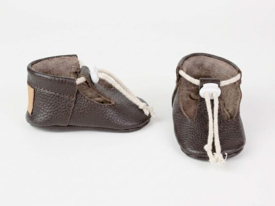 Handmade Leather Baby Shoes, Dark Brown Soft Sole Moccasins, Infant T-Strap Booties Zapatos de Bebé de Cuero Hechos a Mano, Mocasines Suela Blanda Marrón Oscuro, Patucos Handgefertigte Leder Babyschuhe, Dunkelbraune Krabbelschuhe Weiche Sohle, Lauflernschuhe Chaussons Bébé en Cuir Fait Main, Mocassins Semelle Souple Marron Foncé, Premiers Pas Scarpe Neonato Pelle Fatte a Mano, Mocassini Suola Morbida Marrone Scuro, Scarpine Handmade Leather Baby Shoes, Dark Brown Soft Sole Moccasins, Infant T-Strap Booties Zapatos de Bebé de Cuero Hechos a Mano, Mocasines Suela Blanda Marrón Oscuro, Patucos Handgefertigte Leder Babyschuhe, Dunkelbraune Krabbelschuhe Weiche Sohle, Lauflernschuhe Chaussons Bébé en Cuir Fait Main, Mocassins Semelle Souple Marron Foncé, Premiers Pas Scarpe Neonato Pelle Fatte a Mano, Mocassini Suola Morbida Marrone Scuro, Scarpine