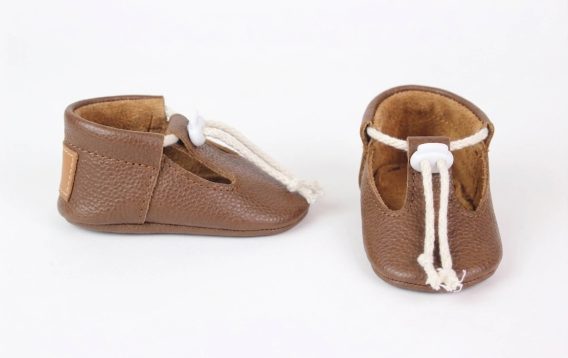 Handmade Tan Leather Baby Shoes, Soft Sole T-Strap Moccasins, Infant Toddler Booties Zapatos de bebé de cuero hechos a mano, Mocasines suela blanda marrón claro, Patucos t-strap Handgefertigte hellbraune Leder Babyschuhe, Weiche Sohle T-Steg Krabbelschuhe, Lauflernschuhe Chaussons bébé en cuir fait main, Mocassins semelle souple marron clair, Chaussures premiers pas Scarpe neonato in pelle fatte a mano, Mocassini suola morbida marrone chiaro, Scarpine primi passi