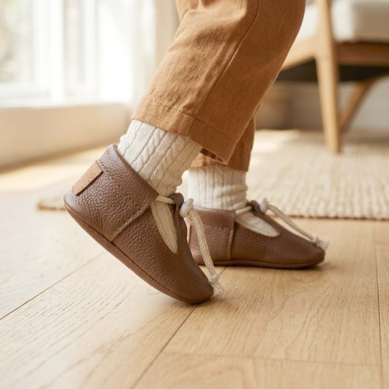 Handmade Tan Leather Baby Shoes, Soft Sole T-Strap Moccasins, Infant Toddler Booties Zapatos de bebé de cuero hechos a mano, Mocasines suela blanda marrón claro, Patucos t-strap Handgefertigte hellbraune Leder Babyschuhe, Weiche Sohle T-Steg Krabbelschuhe, Lauflernschuhe Chaussons bébé en cuir fait main, Mocassins semelle souple marron clair, Chaussures premiers pas Scarpe neonato in pelle fatte a mano, Mocassini suola morbida marrone chiaro, Scarpine primi passi