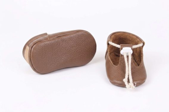 Handmade Tan Leather Baby Shoes, Soft Sole T-Strap Moccasins, Infant Toddler Booties Zapatos de bebé de cuero hechos a mano, Mocasines suela blanda marrón claro, Patucos t-strap Handgefertigte hellbraune Leder Babyschuhe, Weiche Sohle T-Steg Krabbelschuhe, Lauflernschuhe Chaussons bébé en cuir fait main, Mocassins semelle souple marron clair, Chaussures premiers pas Scarpe neonato in pelle fatte a mano, Mocassini suola morbida marrone chiaro, Scarpine primi passi