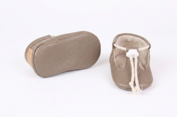 Handmade Leather Baby Shoes, Beige Soft Sole Moccasins, Infant T-Strap Booties, Toddler First Walkers Zapatos de Bebé de Cuero Hechos a Mano, Mocasines Suola Blanda Beige, Patucos de Bebé Handgefertigte Leder Babyschuhe, Beige Krabbelschuhe Weiche Sohle, Lauflernschuhe Chaussons Bébé en Cuir Fait Main, Mocassins Semelle Souple Beige, Chaussures Premier Pas Scarpe Neonato Pelle Fatte a Mano, Mocassini Suola Morbida Beige, Scarpine Primi Passi