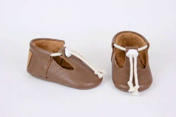 Handmade Tan Leather Baby Shoes, Soft Sole T-Strap Moccasins, Infant Toddler Booties Zapatos de bebé de cuero hechos a mano, Mocasines suela blanda marrón claro, Patucos t-strap Handgefertigte hellbraune Leder Babyschuhe, Weiche Sohle T-Steg Krabbelschuhe, Lauflernschuhe Chaussons bébé en cuir fait main, Mocassins semelle souple marron clair, Chaussures premiers pas Scarpe neonato in pelle fatte a mano, Mocassini suola morbida marrone chiaro, Scarpine primi passi