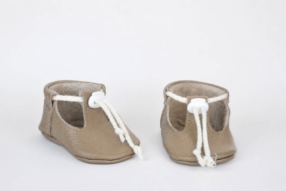 Handmade Leather Baby Shoes, Beige Soft Sole Moccasins, Infant T-Strap Booties, Toddler First Walkers Zapatos de Bebé de Cuero Hechos a Mano, Mocasines Suola Blanda Beige, Patucos de Bebé Handgefertigte Leder Babyschuhe, Beige Krabbelschuhe Weiche Sohle, Lauflernschuhe Chaussons Bébé en Cuir Fait Main, Mocassins Semelle Souple Beige, Chaussures Premier Pas Scarpe Neonato Pelle Fatte a Mano, Mocassini Suola Morbida Beige, Scarpine Primi Passi
