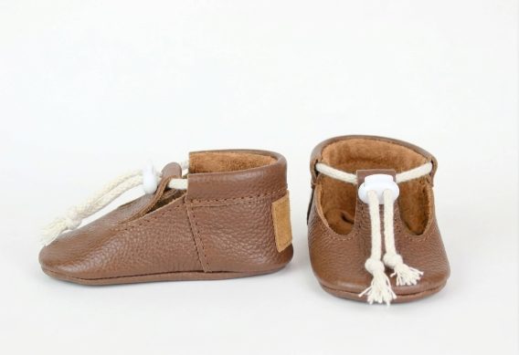 Handmade Tan Leather Baby Shoes, Soft Sole T-Strap Moccasins, Infant Toddler Booties Zapatos de bebé de cuero hechos a mano, Mocasines suela blanda marrón claro, Patucos t-strap Handgefertigte hellbraune Leder Babyschuhe, Weiche Sohle T-Steg Krabbelschuhe, Lauflernschuhe Chaussons bébé en cuir fait main, Mocassins semelle souple marron clair, Chaussures premiers pas Scarpe neonato in pelle fatte a mano, Mocassini suola morbida marrone chiaro, Scarpine primi passi