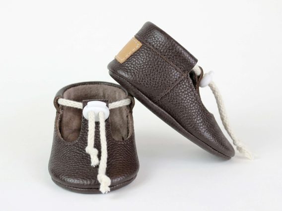 Handmade Leather Baby Shoes, Dark Brown Soft Sole Moccasins, Infant T-Strap Booties Zapatos de Bebé de Cuero Hechos a Mano, Mocasines Suela Blanda Marrón Oscuro, Patucos Handgefertigte Leder Babyschuhe, Dunkelbraune Krabbelschuhe Weiche Sohle, Lauflernschuhe Chaussons Bébé en Cuir Fait Main, Mocassins Semelle Souple Marron Foncé, Premiers Pas Scarpe Neonato Pelle Fatte a Mano, Mocassini Suola Morbida Marrone Scuro, Scarpine Handmade Leather Baby Shoes, Dark Brown Soft Sole Moccasins, Infant T-Strap Booties Zapatos de Bebé de Cuero Hechos a Mano, Mocasines Suela Blanda Marrón Oscuro, Patucos Handgefertigte Leder Babyschuhe, Dunkelbraune Krabbelschuhe Weiche Sohle, Lauflernschuhe Chaussons Bébé en Cuir Fait Main, Mocassins Semelle Souple Marron Foncé, Premiers Pas Scarpe Neonato Pelle Fatte a Mano, Mocassini Suola Morbida Marrone Scuro, Scarpine