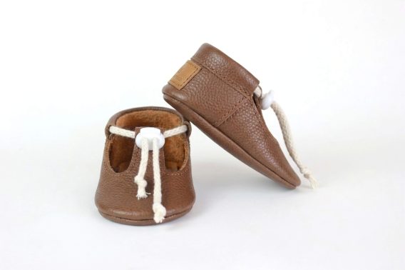 Handmade Tan Leather Baby Shoes, Soft Sole T-Strap Moccasins, Infant Toddler Booties Zapatos de bebé de cuero hechos a mano, Mocasines suela blanda marrón claro, Patucos t-strap Handgefertigte hellbraune Leder Babyschuhe, Weiche Sohle T-Steg Krabbelschuhe, Lauflernschuhe Chaussons bébé en cuir fait main, Mocassins semelle souple marron clair, Chaussures premiers pas Scarpe neonato in pelle fatte a mano, Mocassini suola morbida marrone chiaro, Scarpine primi passi