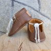 Handmade Tan Leather Baby Shoes, Soft Sole T-Strap Moccasins, Infant Toddler Booties Zapatos de bebé de cuero hechos a mano, Mocasines suela blanda marrón claro, Patucos t-strap Handgefertigte hellbraune Leder Babyschuhe, Weiche Sohle T-Steg Krabbelschuhe, Lauflernschuhe Chaussons bébé en cuir fait main, Mocassins semelle souple marron clair, Chaussures premiers pas Scarpe neonato in pelle fatte a mano, Mocassini suola morbida marrone chiaro, Scarpine primi passi