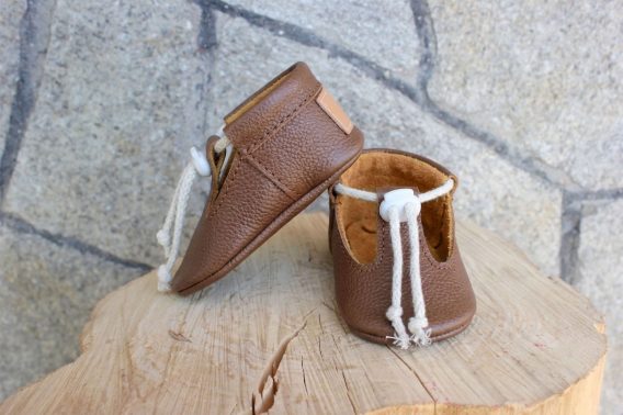 Handmade Tan Leather Baby Shoes, Soft Sole T-Strap Moccasins, Infant Toddler Booties Zapatos de bebé de cuero hechos a mano, Mocasines suela blanda marrón claro, Patucos t-strap Handgefertigte hellbraune Leder Babyschuhe, Weiche Sohle T-Steg Krabbelschuhe, Lauflernschuhe Chaussons bébé en cuir fait main, Mocassins semelle souple marron clair, Chaussures premiers pas Scarpe neonato in pelle fatte a mano, Mocassini suola morbida marrone chiaro, Scarpine primi passi
