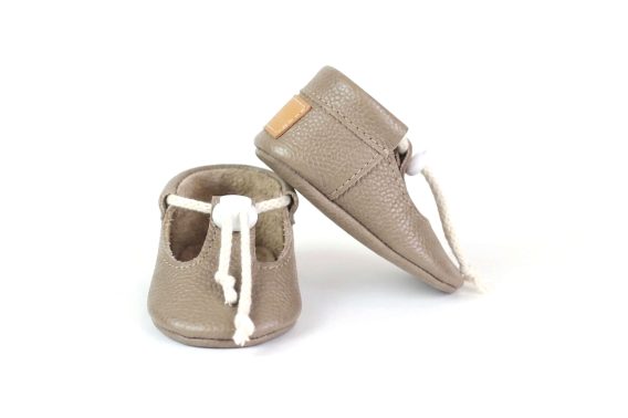 Handmade Leather Baby Shoes, Beige Soft Sole Moccasins, Infant T-Strap Booties, Toddler First Walkers Zapatos de Bebé de Cuero Hechos a Mano, Mocasines Suola Blanda Beige, Patucos de Bebé Handgefertigte Leder Babyschuhe, Beige Krabbelschuhe Weiche Sohle, Lauflernschuhe Chaussons Bébé en Cuir Fait Main, Mocassins Semelle Souple Beige, Chaussures Premier Pas Scarpe Neonato Pelle Fatte a Mano, Mocassini Suola Morbida Beige, Scarpine Primi Passi