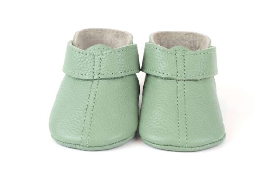 Mint green leather baby shoes Soft sole toddler booties Hook and loop infant moccasins Perforated leather crib shoes Pastel green pre-walker footwear Sage green baby ankle boots Zapatos de bebé cuero verde menta Botines de piel suela blanda Calzado infantil recién nacido Mocasines con cierre de velcro Mintgrüne Leder Krabbelschuhe Weiche Baby Lauflernschuhe Erstlingsschuhe mit Klettverschluss Handgefertigte Babyschuhe Leder Scarpine neonato pelle verde menta Mocassini bebè suola morbida