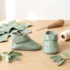 Mint green leather baby shoes Soft sole toddler booties Hook and loop infant moccasins Perforated leather crib shoes Pastel green pre-walker footwear Sage green baby ankle boots Zapatos de bebé cuero verde menta Botines de piel suela blanda Calzado infantil recién nacido Mocasines con cierre de velcro Mintgrüne Leder Krabbelschuhe Weiche Baby Lauflernschuhe Erstlingsschuhe mit Klettverschluss Handgefertigte Babyschuhe Leder Scarpine neonato pelle verde menta Mocassini bebè suola morbida
