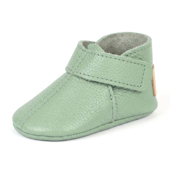 Mint green leather baby shoes Soft sole toddler booties Hook and loop infant moccasins Perforated leather crib shoes Pastel green pre-walker footwear Sage green baby ankle boots Zapatos de bebé cuero verde menta Botines de piel suela blanda Calzado infantil recién nacido Mocasines con cierre de velcro Mintgrüne Leder Krabbelschuhe Weiche Baby Lauflernschuhe Erstlingsschuhe mit Klettverschluss Handgefertigte Babyschuhe Leder Scarpine neonato pelle verde menta Mocassini bebè suola morbida