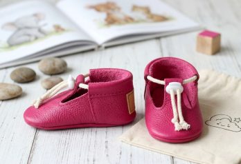 Magenta leather baby shoes Soft sole infant moccasins Fuchsia T-strap crib booties Handmade pre-walker slippers Pink toddler first walker shoes Drawstring natural lace footwear Zapatos de bebé cuero fucsia Mocasines de piel suela blanda Calzado infantil recién nacido Magenta Leder Krabbelschuhe Weiche Baby Lauflernschuhe Handgefertigte Erstlingsschuhe Scarpine neonato pelle fucsia Mocassini bebè suola morbida Chaussons bébé cuir magenta Mocassins premier pas souples