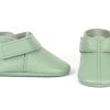 Mint green leather baby shoes Soft sole toddler booties Hook and loop infant moccasins Perforated leather crib shoes Pastel green pre-walker footwear Sage green baby ankle boots Zapatos de bebé cuero verde menta Botines de piel suela blanda Calzado infantil recién nacido Mocasines con cierre de velcro Mintgrüne Leder Krabbelschuhe Weiche Baby Lauflernschuhe Erstlingsschuhe mit Klettverschluss Handgefertigte Babyschuhe Leder Scarpine neonato pelle verde menta Mocassini bebè suola morbida