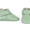 Mint green leather baby shoes Soft sole toddler booties Hook and loop infant moccasins Perforated leather crib shoes Pastel green pre-walker footwear Sage green baby ankle boots Zapatos de bebé cuero verde menta Botines de piel suela blanda Calzado infantil recién nacido Mocasines con cierre de velcro Mintgrüne Leder Krabbelschuhe Weiche Baby Lauflernschuhe Erstlingsschuhe mit Klettverschluss Handgefertigte Babyschuhe Leder Scarpine neonato pelle verde menta Mocassini bebè suola morbida
