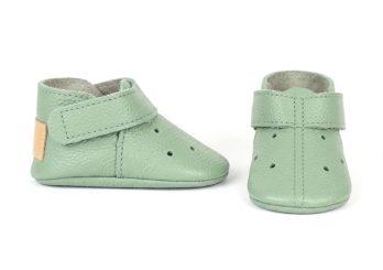 Mint green leather baby shoes Soft sole toddler booties Hook and loop infant moccasins Perforated leather crib shoes Pastel green pre-walker footwear Sage green baby ankle boots Zapatos de bebé cuero verde menta Botines de piel suela blanda Calzado infantil recién nacido Mocasines con cierre de velcro Mintgrüne Leder Krabbelschuhe Weiche Baby Lauflernschuhe Erstlingsschuhe mit Klettverschluss Handgefertigte Babyschuhe Leder Scarpine neonato pelle verde menta Mocassini bebè suola morbida